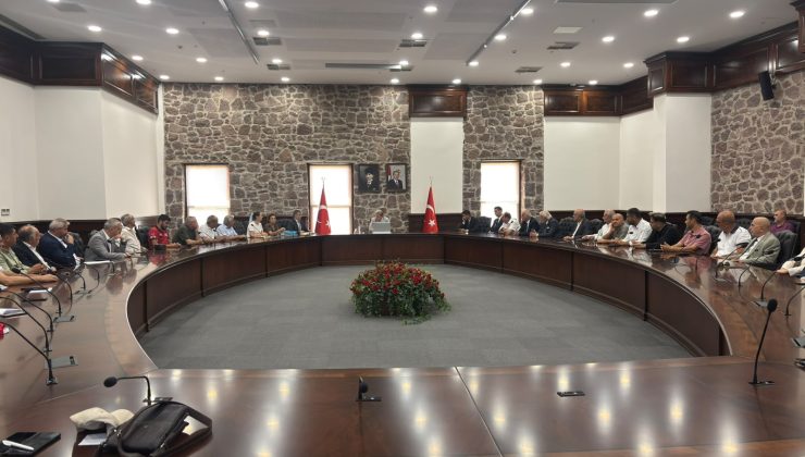 İzmir’de Demokrasi ve Millî Birlik Günü hazırlıkları geniş katılımlı toplantıyla değerlendirildi
