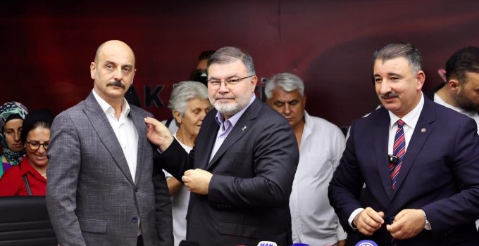 AK PARTİ İZMİR İL BAŞKANI BİLAL SAYGILI, 370 YENİ ÜYEYE ROZET TAKTI
