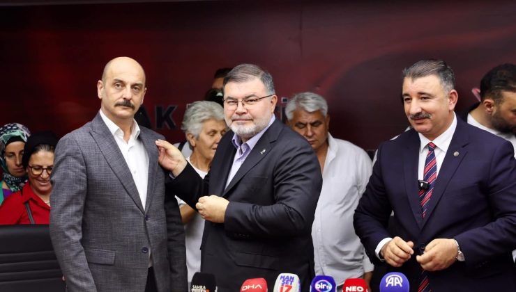 AK PARTİ İZMİR İL BAŞKANI BİLAL SAYGILI, 370 YENİ ÜYEYE ROZET TAKTI