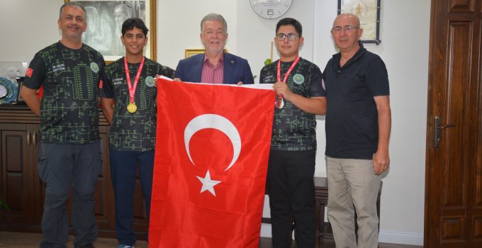 İzmir Esnaf Teşkilatı’nın Gururu: Seferihisarlı Gençlerden Dünya Başarısı