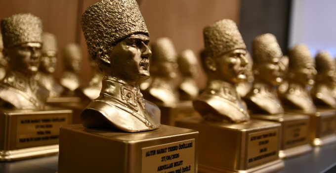 SANATIN KALBİ İSTANBUL’DA ATTI, GECENİN MİMARI SERHAT KÖSE OLDU