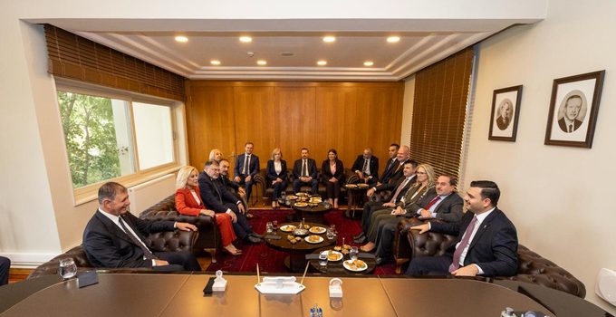 AK Parti heyetinden Başkan Tugay’a “hayırlı olsun” ziyareti